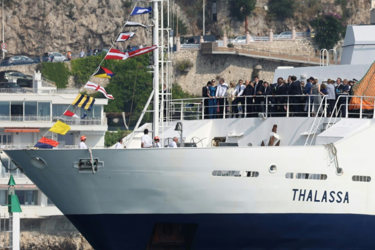 Le président Emmanuel Macron et son épouse Brigitte arrivent le 8 juin 2025 au port de Nice, à la veille d'une conférence de l'Onu sur les océans qui doit s'y tenir ( AFP / Valery HACHE )