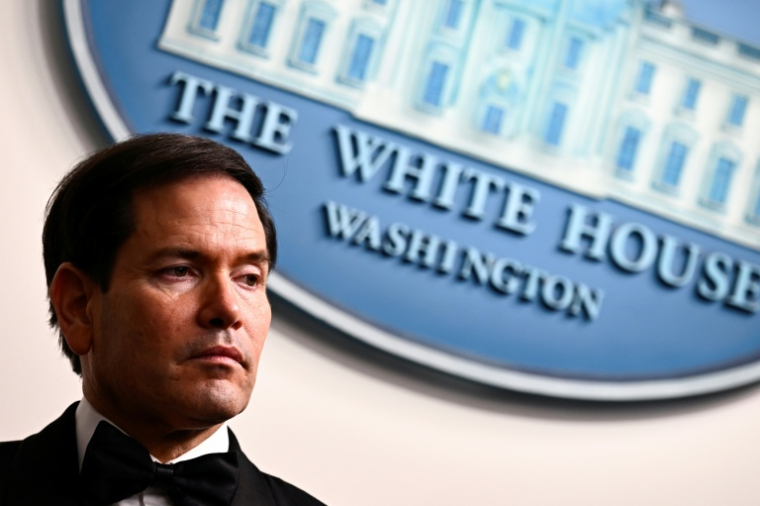 Le secrétaire d'Etat américain Marco Rubio écoute le président des Etats-Unis, Donald Trump, s'exprimer face à la presse, le 25 avril 2026 à Washington ( AFP / Kent NISHIMURA )