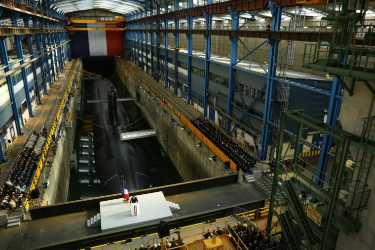 Le président Emmanuel Macron prononce un discours à côté du sous-marin nucléaire lanceur d'engins (SNLE) "Le Téméraire" - S617 lors de sa visite à la base navale de sous-marins nucléaires lanceurs d'engins de l'île Longue à Crozon, le 2 mars 2026 dans le Finistère ( POOL / Yoan VALAT )