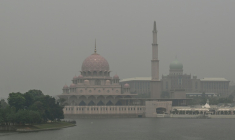 La mosquée et des bâtiments enveloppés par une brume provenant des feux de forêt en Indonésie, le 17 octobre 2026 à Putrajaya, en Malaisie ( AFP / Jam STA ROSA )