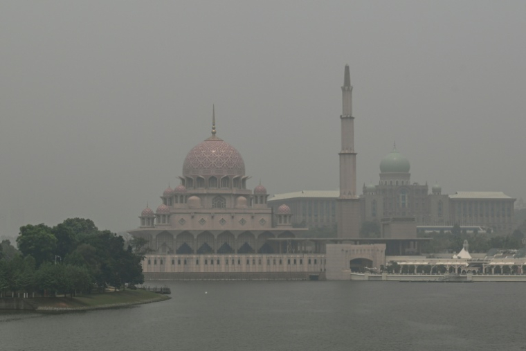 La mosquée et des bâtiments enveloppés par une brume provenant des feux de forêt en Indonésie, le 17 octobre 2026 à Putrajaya, en Malaisie ( AFP / Jam STA ROSA )