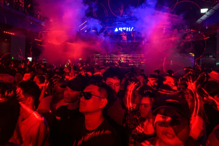 Cette photo prise tôt dans la matinée du 16 mai 2026 montre des gens en train de danser dans une discothèque de Rangoun.  ( AFP / Sai Aung MAIN )