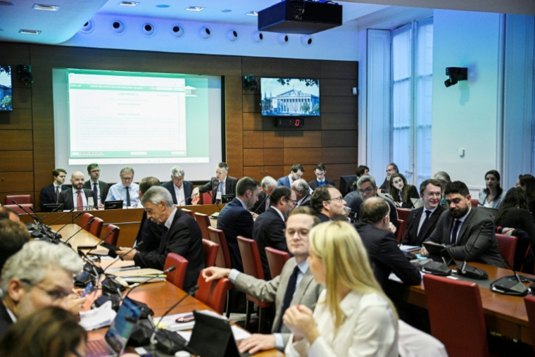 Des membres de la Commission des Finances réunis avant le début d'une séance d'examen du projet de loi de finances pour 2026, à l'Assemblée nationale à Paris, le 20 octobre 2025 ( AFP / JULIEN DE ROSA )