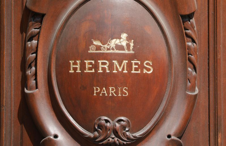 Le logo d'Hermes est visible à Paris