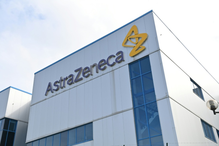 Le géant pharmaceutique britannique AstraZeneca compte investir 15 milliards de dollars en Chine d'ici 2030 pour y doper "la fabrication de médicaments ainsi que la recherche et le développement" ( AFP / Paul ELLIS )