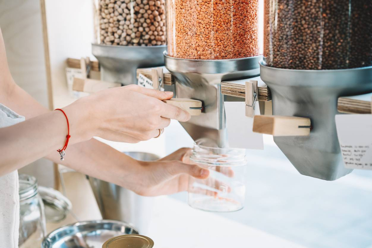 Le vrac prend de la hauteur et la consigne revient en force - iStock-NataliaDeriabina