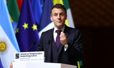 Le président Emmanuel Macron lors du Sommet sur l'énergie nucléaire à la Seine Musicale, à Boulogne-Billancourt, près de Paris, le 10 mars 2026 ( POOL / Abdul Saboor )