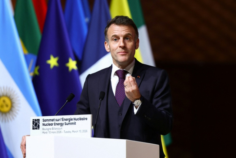 Le président Emmanuel Macron lors du Sommet sur l'énergie nucléaire à la Seine Musicale, à Boulogne-Billancourt, près de Paris, le 10 mars 2026 ( POOL / Abdul Saboor )