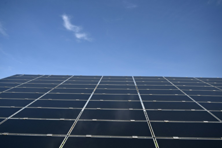 Panneaux solaires le 5 avril 2024 à Manosque, dans les Alpes de Haute-Provence. ( AFP / CHRISTOPHE SIMON )