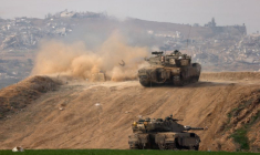 Un tank israélien tire en direction de Gaza
