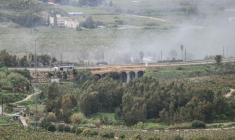 le pont de Qasmiyeh endommagé par une frappe aérienne israélien, le 22 mars 2026 dans le sud du Liban ( AFP / Kawnat HAJU )
