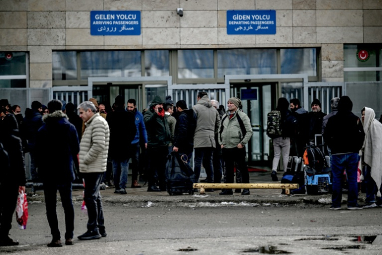 Des Iraniens se regroupent après avoir passé le principal poste-frontière de  Razi-Kapiköy entre l'Iran et la Turquie, le 31 janvier 2026 ( AFP / Ozan KOSE )
