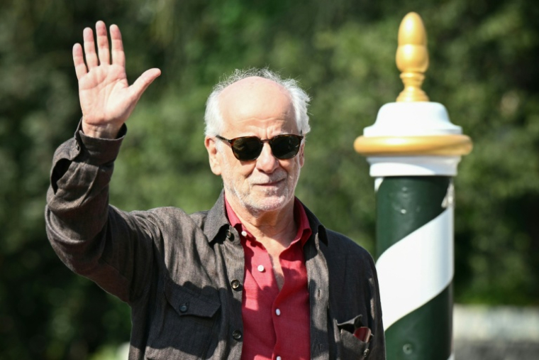 L'acteur italien Toni Servillo arrive à l'embarcadère Excelsior à la veille de la 82e Mostra de Venise, au Lido de Venise, le 26 août 2025 ( AFP / Stefano RELLANDINI )