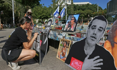 Rassemblement à Tel-Aviv devant un mémorial pour les Israéliens tués durant et depuis l'attaque du Hamas le 7 octobre 2023, le 7 octobre 2025 ( AFP / AHMAD GHARABLI )
