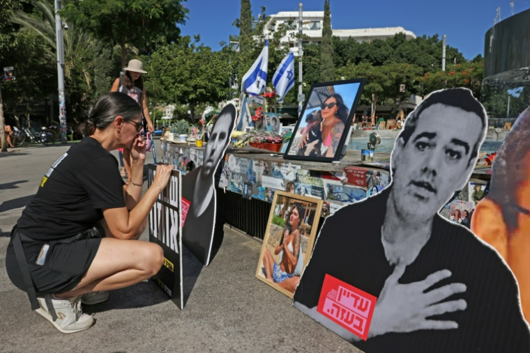 Rassemblement à Tel-Aviv devant un mémorial pour les Israéliens tués durant et depuis l'attaque du Hamas le 7 octobre 2023, le 7 octobre 2025 ( AFP / AHMAD GHARABLI )