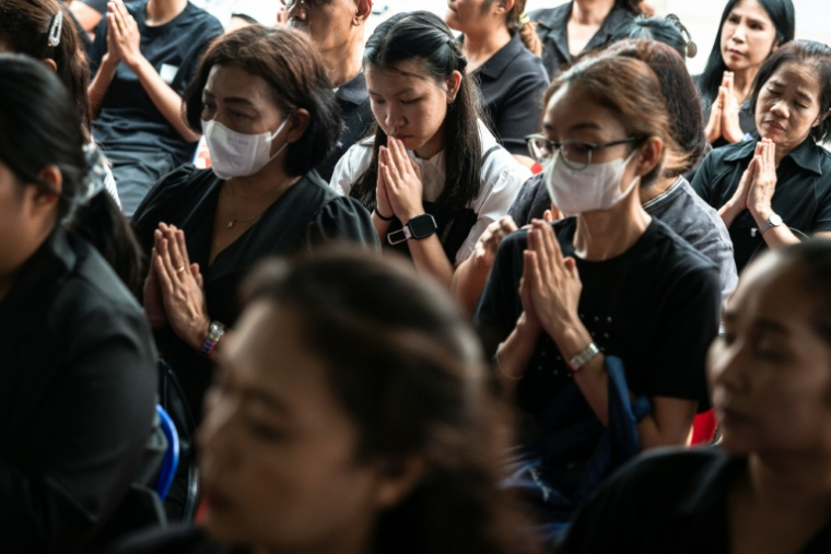 Funérailles d'une fillette de 12 ans tuée dans la fusillade survenue dans une école thaïlandaise, le 9 août 2026 dans un temple de Nonthaburi, au nord de Bangkok ( AFP / Chanakarn LAOSARAKHAM )
