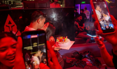 Cette photo prise tôt dans la matinée du 16 mai 2026 montre des personnes célébrant un anniversaire dans une discothèque de Rangoun.  ( AFP / Sai Aung MAIN )