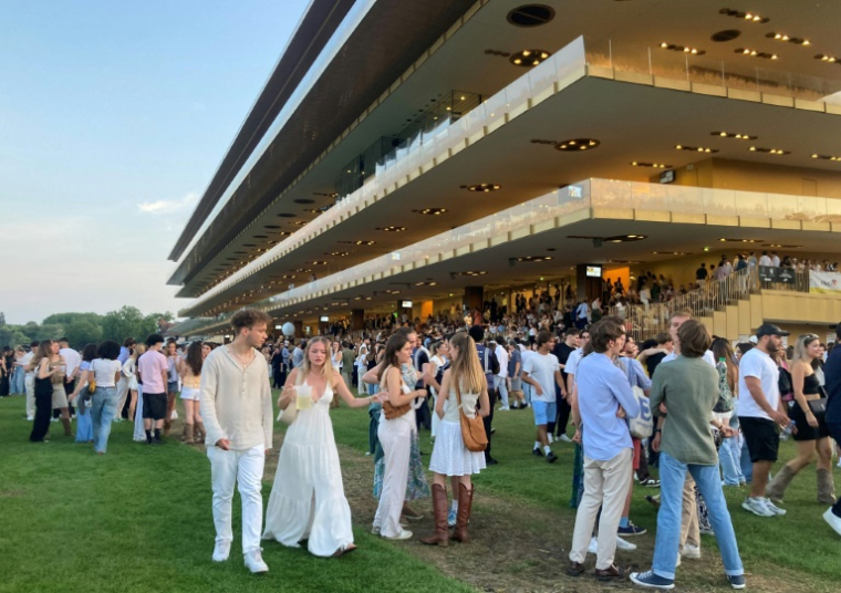 Des jeunes assistent à un événement JeuXdi à l'hippodrome de Longchamp, le 12 juin 2025 à Paris ( AFP / Sébastien DUVAL )