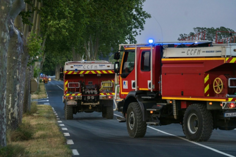 Des pompiers se dirigent vers Pouzols-Minervois où s'est déclaré un feu de forêt, le 1er juillet 2026 dans l'Aude ( AFP / Idriss Bigou-Gilles )
