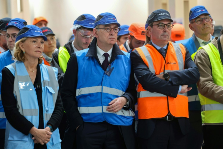 Valerie Pecresse, présidente d'Ile de France Mobilités (IDFM) (G), Xavier Piechaczyk, PDG de la RATP (centre), et Martin Sion, directeur général d'Alstom (D) lors du baptème du premier train MI20 dansl'usine Alstom de Crespin (Nord), le 7 mai 2026 ( AFP / Francois LO PRESTI )