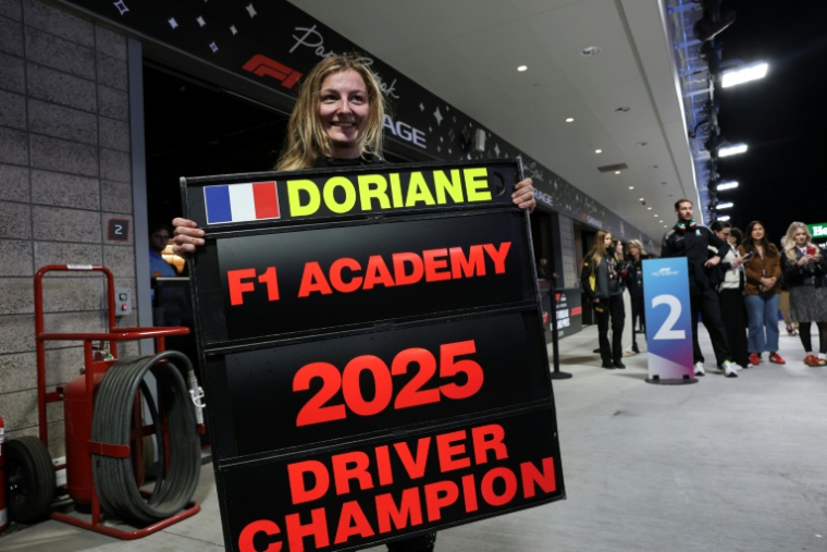 La Française Doriane Pin a remporté l'édition 2025 de la F1 Academy, le championnat de monoplaces réservé aux femmes, le 23 novembre 2025 à Las Vegas ( AFP / Patrick T. Fallon )