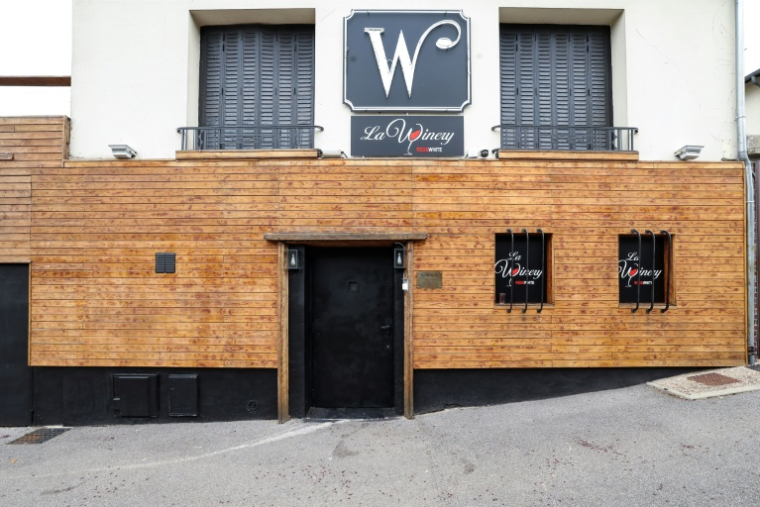 Le bar à vin La Winery, dans le centre-ville d'Evreux, où une voiture a foncé sans doute "délibérément" dans la foule après une altercation dans l'établissement, le 30 août 2025 ( AFP / Xavier GALIANA )