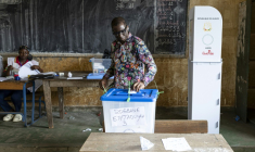 Un électeur vote le 21 septembre 2025 dans un bureau de vote installé dans une école à Conakry en Guinée ( AFP / PATRICK MEINHARDT )