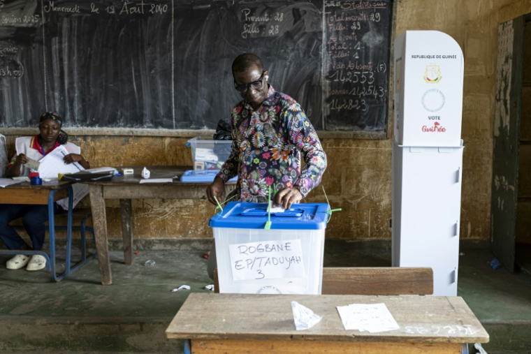 Un électeur vote le 21 septembre 2025 dans un bureau de vote installé dans une école à Conakry en Guinée ( AFP / PATRICK MEINHARDT )