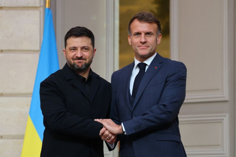 Le président français Macron rencontre le président ukrainien Zelenskiy au palais de l'Élysée à Paris