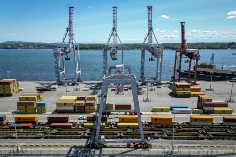 Des conteneurs d'expédition au port de Montréal à Montréal, au Québec,  le 1er août 2025 au Canada ( AFP / ANDREJ IVANOV )