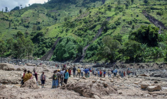 Des congolais se rassemblent après la mort de membres de leur famille, en RDC