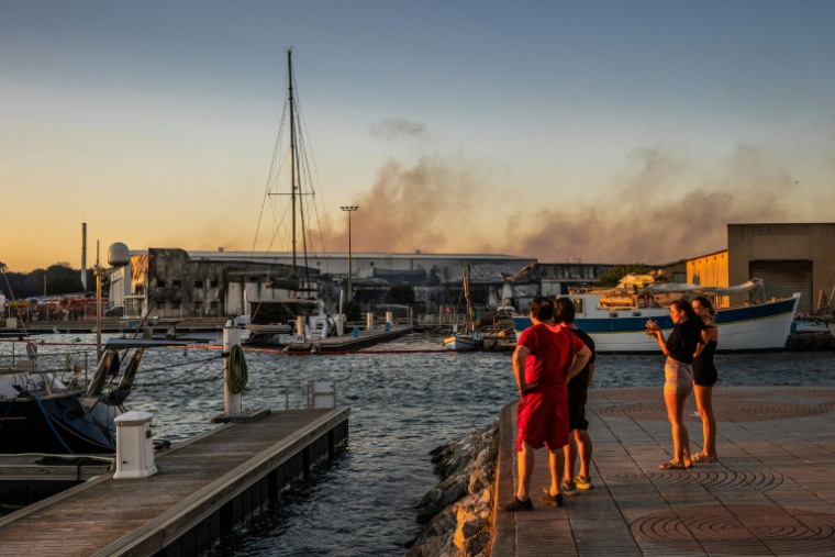 Un bâtiment de l'entreprise Catana, qui produit des catamarans, en feu à Canet-en-Roussillon, le 2 juillet 2026 ( AFP / Jc Milhet )