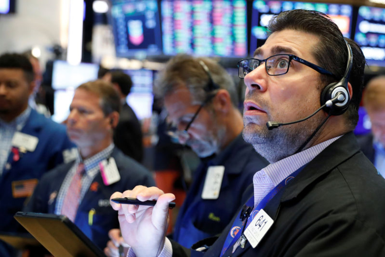 WALL STREET HÉSITE DANS LES PREMIERS ÉCHANGES