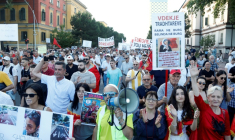 Manifestation contre un projet de complexe touristique de luxe lié à la fille de Donald Trump, Ivanka, et son mari Jared Kushner, le 15 juin 2026 à Tirana, en Albanie ( AFP / Adnan Beci )