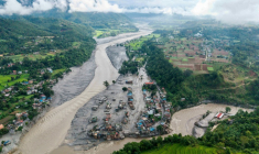 Des maisons submergées par la boue à la suite d'inondations soudaines à Devighat, dans la commune de Bidur, au confluent des rivières Trishuli et Tadi, dans le district de Nuwakot au Népal, le 27 août 2026 ( AFP / Prabin RANABHAT )