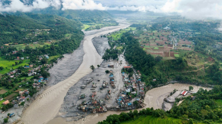 Des maisons submergées par la boue à la suite d'inondations soudaines à Devighat, dans la commune de Bidur, au confluent des rivières Trishuli et Tadi, dans le district de Nuwakot au Népal, le 27 août 2026 ( AFP / Prabin RANABHAT )