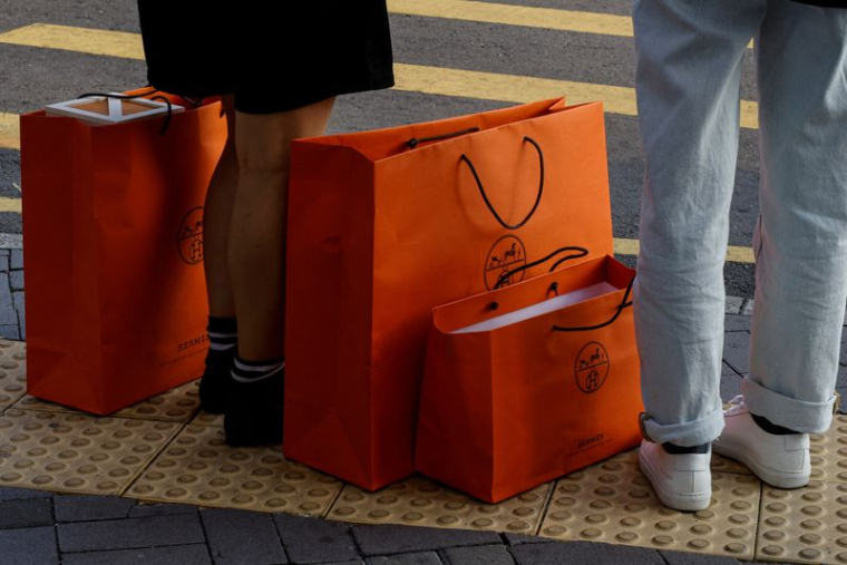 Des gens font du shopping à Hong Kong