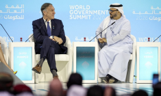 Anwar Gargash (droite) et l'ex-secrétaire d'Etat américain Mike Pompeo (gauche), au Forum international de Dubai, en février 2026 ( AFP / FADEL SENNA )