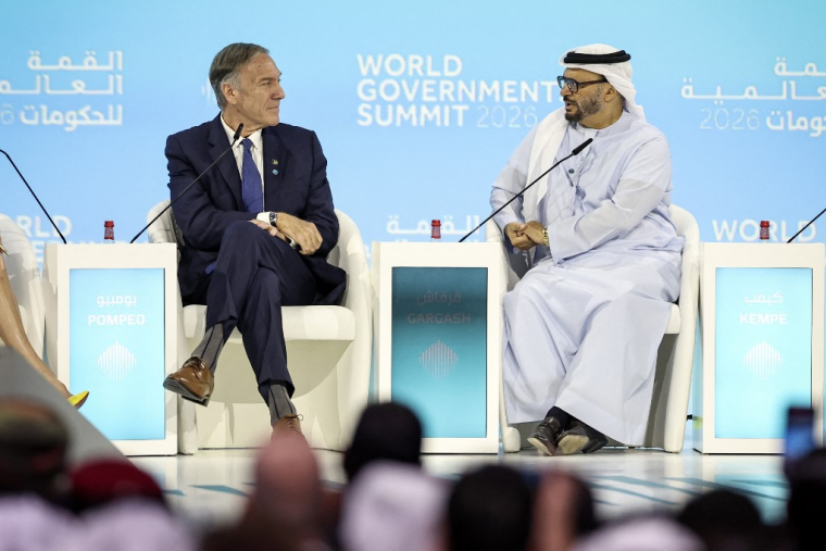 Anwar Gargash (droite) et l'ex-secrétaire d'Etat américain Mike Pompeo (gauche), au Forum international de Dubai, en février 2026 ( AFP / FADEL SENNA )