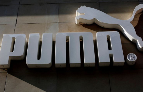 Le logo de la société allemande d'articles de sport Puma est visible à l'entrée de l'un de ses magasins à Vienne