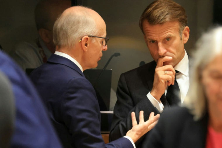 Le Premier ministre luxembourgeois Luc Frieden (g) et le président français Emmanuel Macron lors d'un sommet de l'UE à Bruxelles, le 15 octobre 2026 ( AFP / Ludovic MARIN )