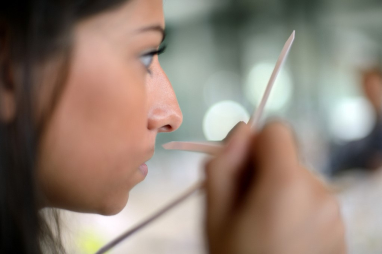 Une étudiante dans un laboratoire de Givaudan, à Argentueil. ( AFP / ERIC FEFERBERG )