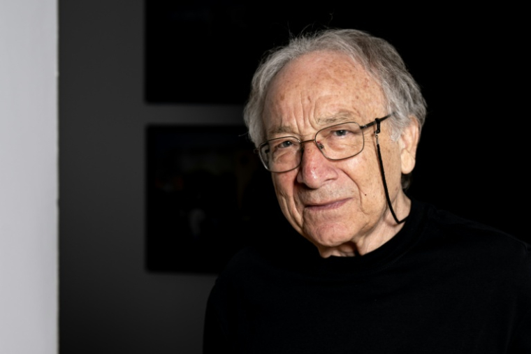 L'artiste français Ernest Pignon-Ernest pose au musée Ziem à Martigues, près de Marseille, le 21 mai 2026 ( AFP / MIGUEL MEDINA )