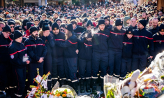 Des pompiers de Crans-Montana lors d'un hommage aux victimes de l'incendie dans un bar de cette station de ski suisse qui a fait 40 morts et 119 blessés ( AFP / MAXIME SCHMID )