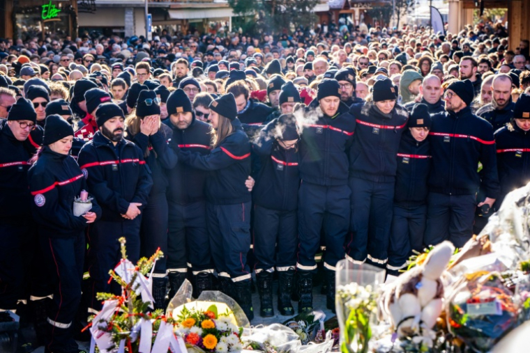 Des pompiers de Crans-Montana lors d'un hommage aux victimes de l'incendie dans un bar de cette station de ski suisse qui a fait 40 morts et 119 blessés ( AFP / MAXIME SCHMID )