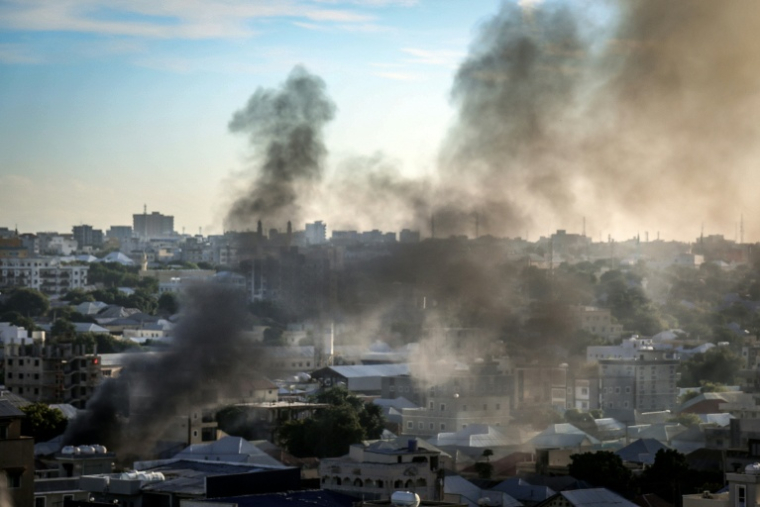 Des colonnes de fumée s'élèvent au dessus de Mogadiscio, en Somalie, le 4 juin 2026 ( AFP / - )