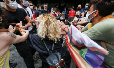 LA POLICE TURQUE DISPERSE UNE MARCHE DES FIERTÉS À ISTANBUL