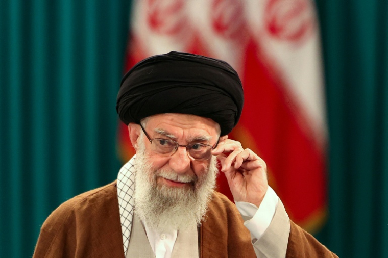L'ayatollah Ali Khamenei durant une conférence de presse organisée pendant les législatives iraniennes, à Téhéran, le 10 mai 2024 ( AFP / ATTA KENARE )