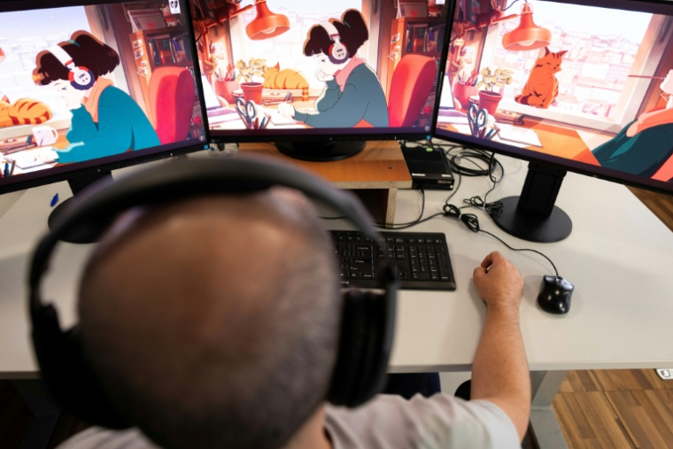 Un homme regarde sur son ordinateur la chaîne YouTube "LoFi Girl", produite par le Français Dim et illustrée par Juan Pablo Machado, le 17 septembre 2026 à Paris ( AFP / Kenzo TRIBOUILLARD )