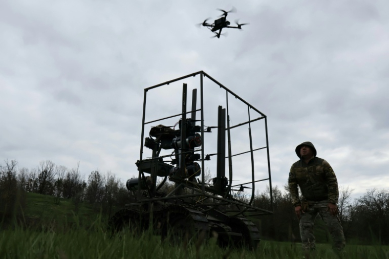 Un militaire ukrainien teste un drone FPV lors d'un exercice d'entraînement dans la région de Zaporijjia, le 10 avril 2026 ( 65th Mechanized Brigade of Ukrainian Armed Forces / Andriy Andriyenko )